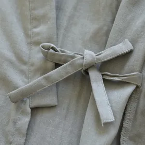 Primo piano dettaglio di pigiama kimono giapponese in cotone da uomo trama cinturino cravatta.