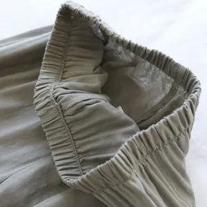 Primo piano dettagliato della vita elastica su pantaloni da relax in morbido cotone.