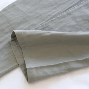 Vista dettagliata del risvolto dei pantaloni casual con cuciture fini e morbida consistenza.