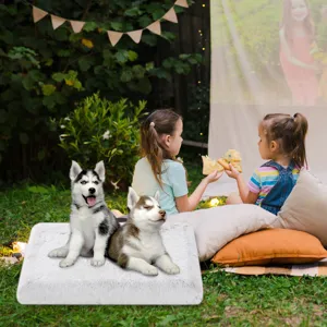 Vista detallada de una alfombrilla de descanso suave para mascotas con cachorros.