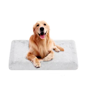 Vista detallada de la alfombrilla para mascotas de peluche suave con superficie gris y comoda.