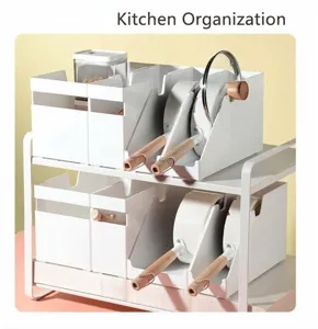 Vue détaillée de l'étagère de rangement de cuisine à 2 niveaux avec casseroles et boîtes.