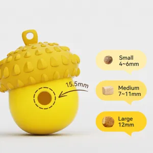 Gros plan des détails du jouet pour chien en silicone jaune et de la taille du trou.
