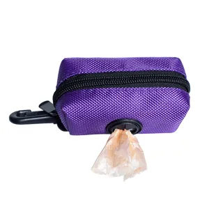 Vue détaillée du distributeur de sacs à déjections violet avec fermeture éclair noire.