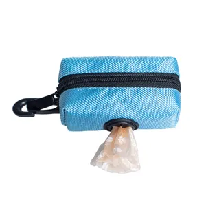 Distributeur portable de sacs à déjections canines avec fermeture éclair et mousqueton pratiques.
