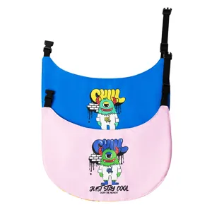 Detailaufnahme von niedlichem Haustier Lätzchen Speichel Tuch mit coolen Cartoon Monster Druck.