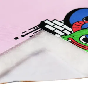 Nahaufnahme wasserdichtes Haustier Latzchen mit Cartoon Print und weichem Innenfleece.