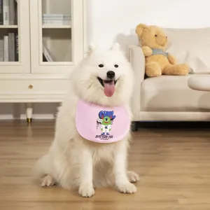Detailansicht eines süßen Samojeden mit einem rosa Latz und coolen Monster Motiven.