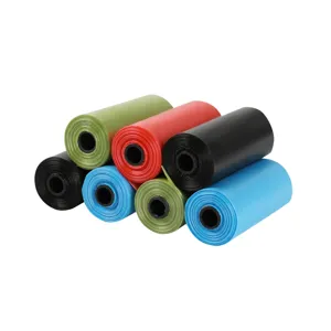 Primer plano detallado de rollos de bolsas para excrementos de perro coloridos y variados.