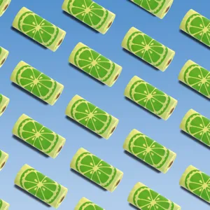 Vista detallada de rollos de bolsas para excrementos de perro perfumadas con limones.