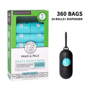 Primer plano del rollo de bolsas para perros y dispensador negro, resistente y perfumado.