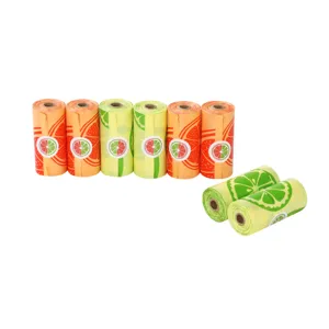Primer plano detallado de rollos de bolsas biodegradables para excrementos de perro con frutas.