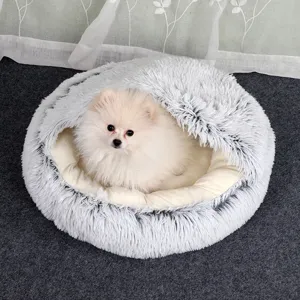 Gemütliches halbes geschlossenes Plüsch-Haustierbett, warme Kuschelhöhle für Hunde und Katzen.
