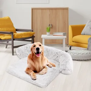 Flauschiges Hundebett aus Kunstfell mit Rand, bequemes Haustier-Sofakissen für alle Jahreszeiten.