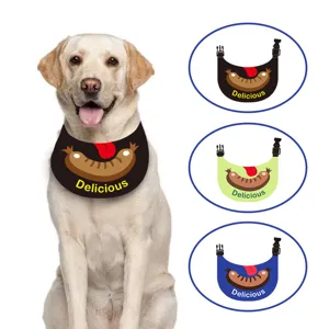 Detailansicht des wasserdichten Haustierlatzes für große Hunde mit Wurst-Print und Design.