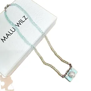 Collier pendentif appareil photo vert menthe avec chaîne de perles bijou ras de cou chic
