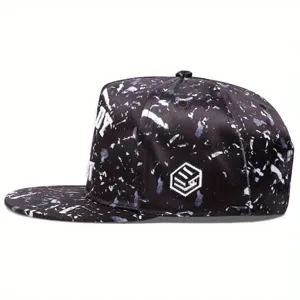 Vue détaillée de la casquette de rue noir et blanc avec broderie et logo élégant.