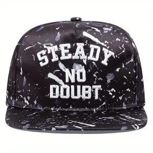 Vue de detail rapprochee de la casquette plate streetwear avec un texte brode blanc.