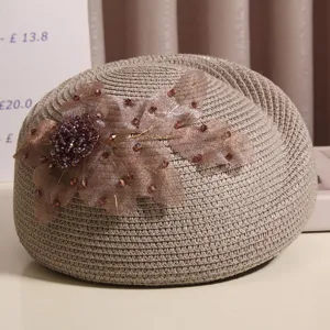 Geflochtene Strohbaretthüte für Damen, elegantes Blumen Strass Mesh Blatt Detail Malerhut.