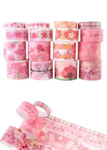 Detalle de cinta Washi de flor de cerezo rosa con varios patrones florales y rollos para manualidades.