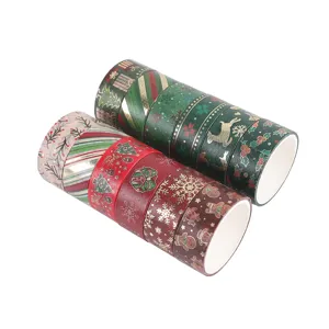 Détail de ruban adhésif washi doré de Noël avec motifs complexes de cerfs et flocons.
