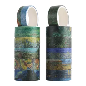 Vista dettagliata di rotoli di nastro washi decorati con motivi di quadri di Van Gogh.