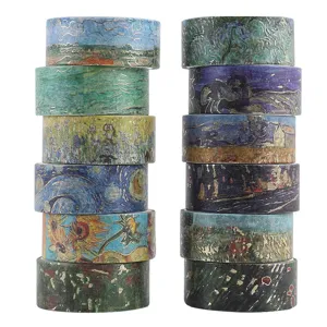Primo piano di rotoli di nastro washi d'arte Van Gogh con dettagli dorati per il fai da te.