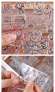 Primo piano dettagliato di timbri in silicone trasparente con simpatici motivi di animali.