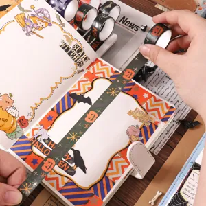 Detail du ruban adhésif Washi doré d'Halloween pour la décoration créative de carnet.