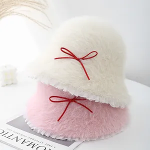 Winter flauschiger Fischerhut mit roter Schleife und Spitzenrand, warme Plueschmuetze.