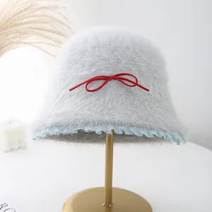 Flauschiger Pluesch Bucket Hat Damen Winter warmer FuzzY Becherhut mit roter Schleife