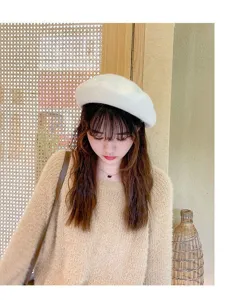 Detailed view of a cozy white wool beret for women, perfect for autumn and winter daily wear.