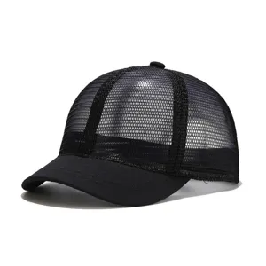 Vista dettagliata del berretto nero in rete a tesa corta, cappello jockey traspirante.