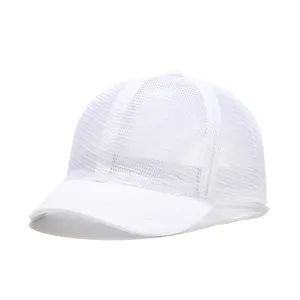 Dettaglio del cappellino da baseball in rete con visiera corta e tessuto estivo traspirante.
