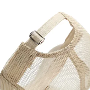 Cappellino da baseball in rete beige, dettaglio, berretto estivo traspirante con fibbia regolabile.