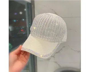 Vue détaillée d'une casquette de baseball blanche strassée avec de magnifiques cristaux.
