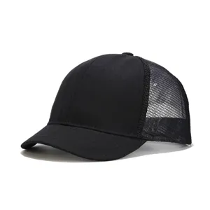 Cappellino da baseball trucker in rete a tesa corta nero, dettaglio cappello.