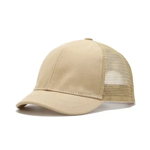 Dettaglio in primo piano del berretto da baseball in mesh con visiera corta beige.