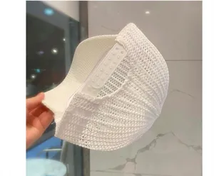 Vue détaillée d'une casquette de baseball blanche tricotée avec maille respirante et sangle.