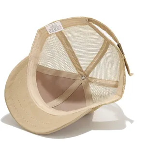 Berretto da baseball in rete tesa corta beige, cappellino trucker traspirante estate.