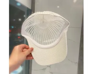 Vue detaillee interieure de casquette de baseball tricotee blanche, chapeau d'ete respirant.