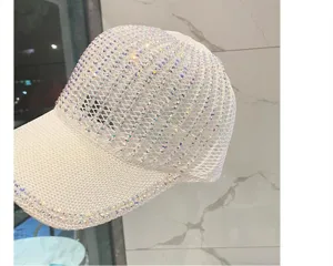 Vue detaillee d'une casquette de baseball en resille blanche avec strass brillants pour ete.