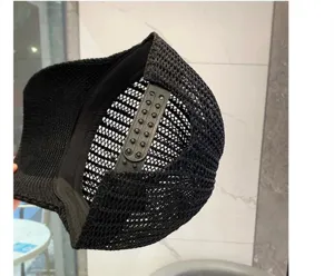 Vue détaillée de la sangle arrière réglable et de la structure de la casquette noire.