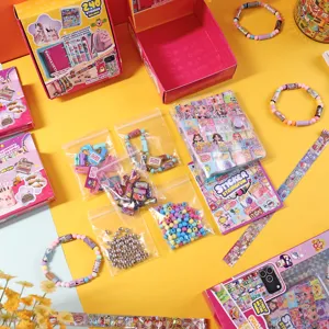 Set di giocattoli con braccialetto adesivo fai-da-te per bambini con perline e scatola.