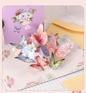 Vue détaillée de la carte de vœux 3D pop-up papillon avec fleurs pour fête et cadeau.