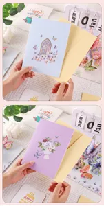 Vue détaillée de cartes de vœux pop-up 3D papillon et fleurs avec enveloppes pour fêtes.