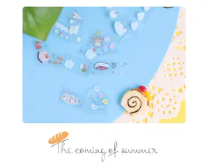 Gros plan détaillé de bandes de masking tape PET avec des motifs de desserts pour loisirs créatifs.