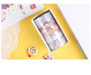 Gros plan détail du set de ruban adhésif washi transparent PET thème dessert pour collage et carnet.