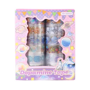 Primo piano dettagliato di nastro Washi PET trasparente in scatola rosa spaziale.