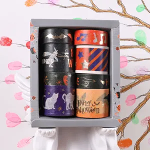 Détail de ruban adhésif washi doré d'Halloween avec divers motifs festifs de sorcières.